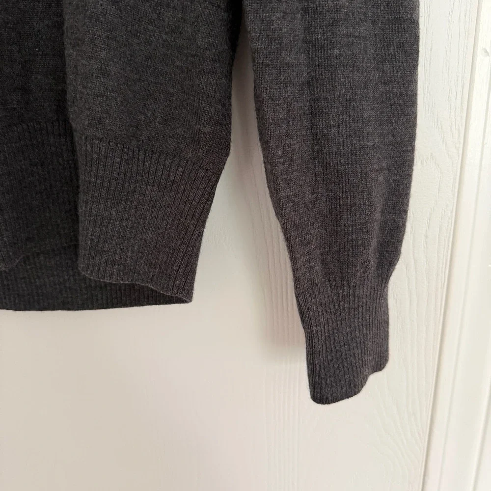 Banana Republic Charcoal Gray Merino Wool Men’s V Neck Sweater